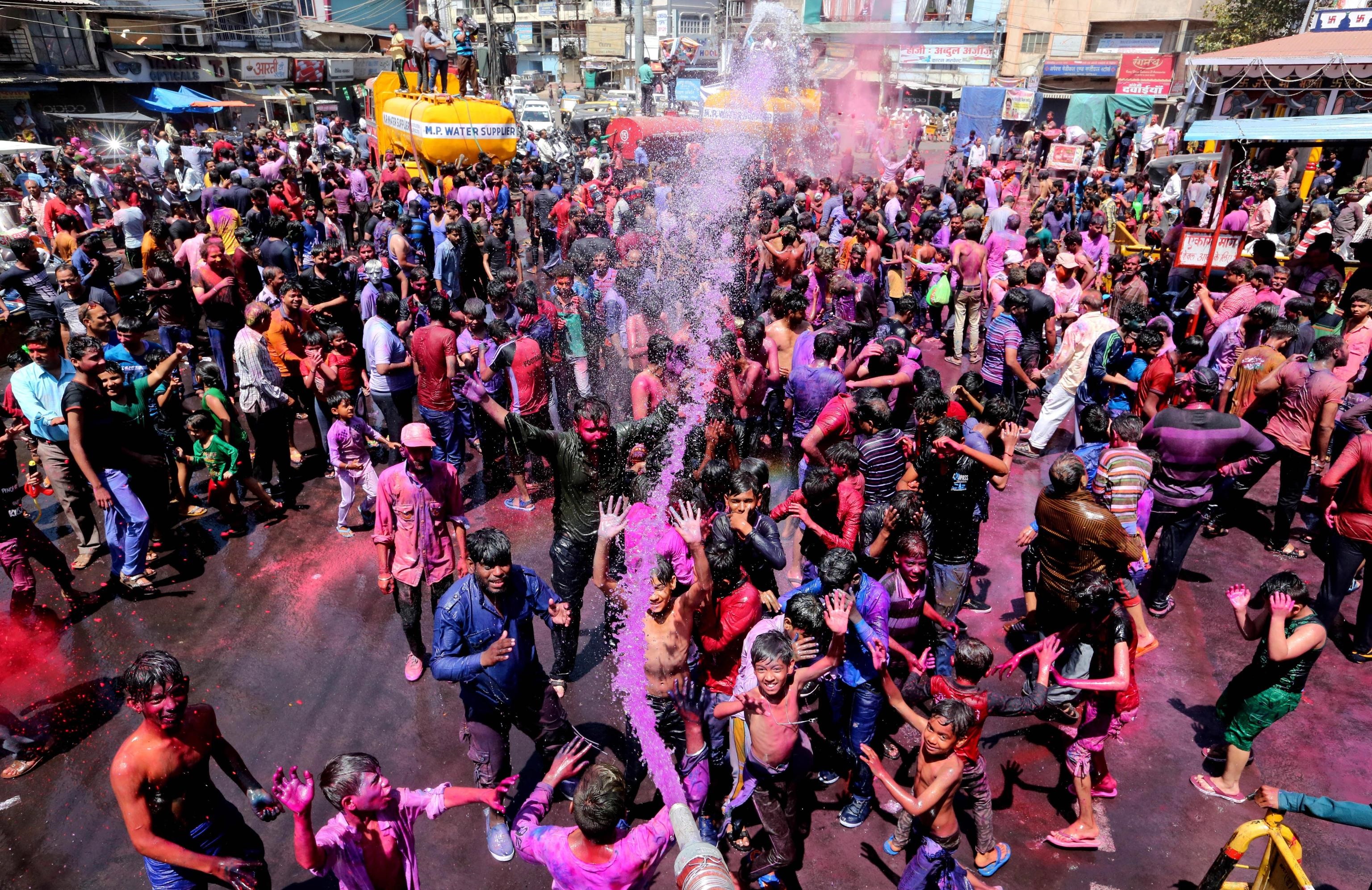 Un gruppo di persone festeggia l'Holi Festival a Bhopal, in India