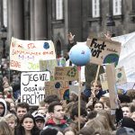 Cortei anche in Danimarca, a Copenhagen, dove un mappamondo portato in trionfo diventa un vero simbolo