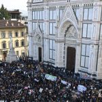 La protesta raggiunge anche Firenze, dove a Piazza Santa Croce si sono riuniti gli studenti toscani, sotto lo sguardo di Dante Alighieri