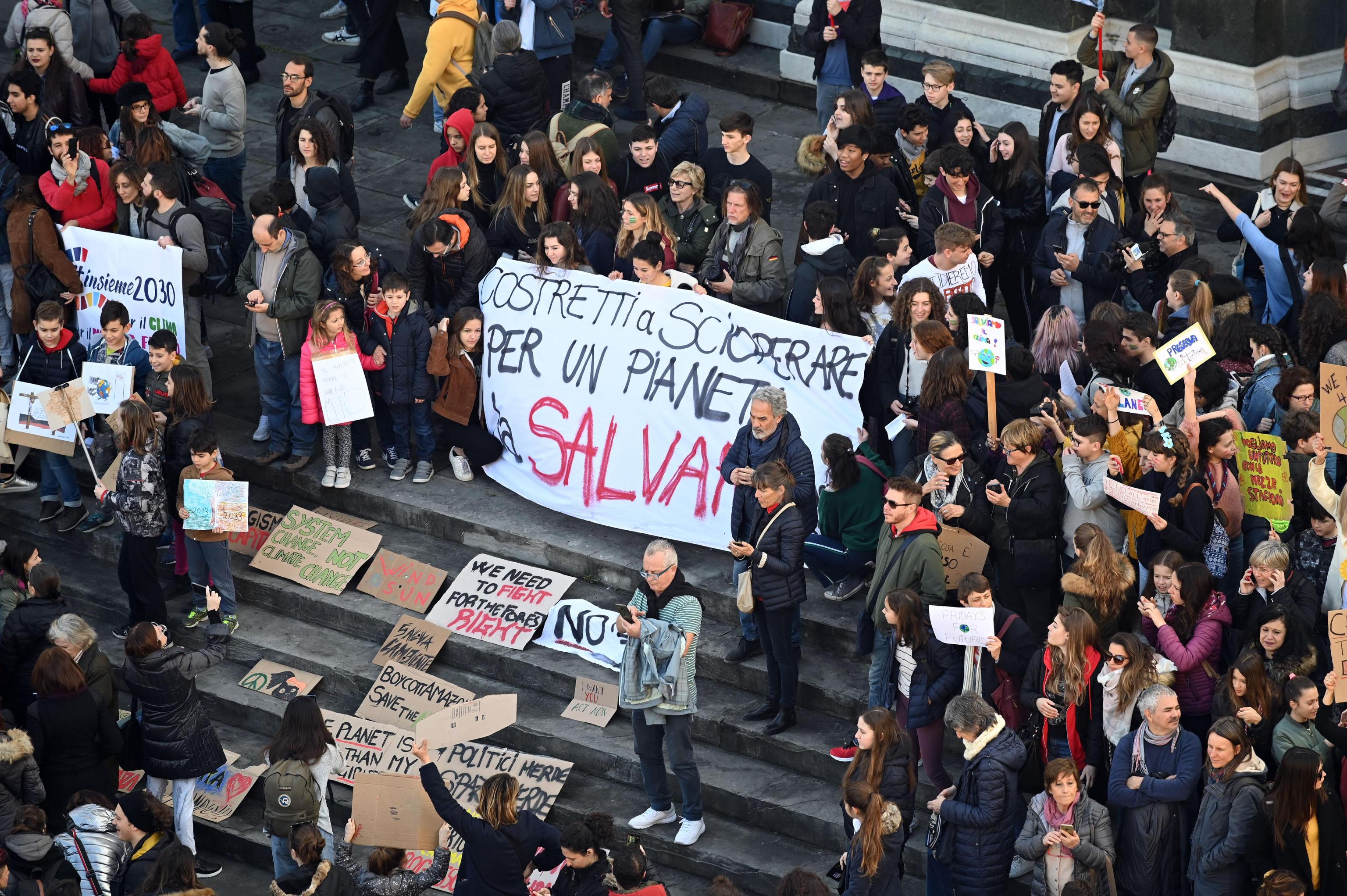 I gradini della chiesa di Piazza Santa Croce occupati dai manifestanti