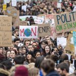 Molti ragazzi in piazza anche in Svizzera, precisamente a Losanna, dove in tanti hanno sfilato per le strade con cartelli e striscioni di protesta