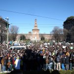 Le piazze del capoluogo lombardo si riempiono di cartelli e di striscioni portati dai ragazzi
