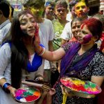 Due donne nella capitale del Bangladesh festeggiano durante l'Holi