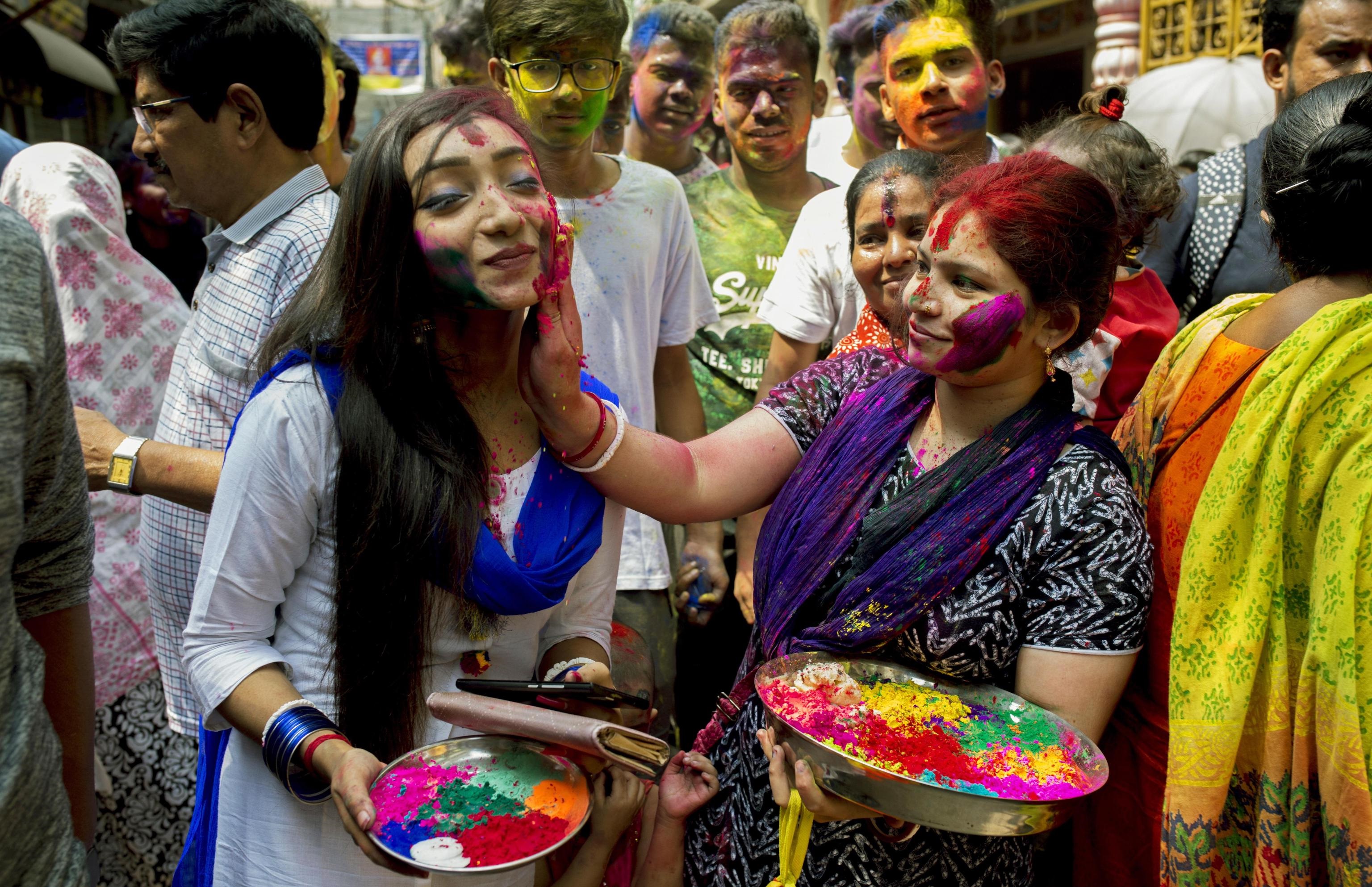 Due donne nella capitale del Bangladesh festeggiano durante l'Holi