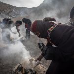 I buddisti tibetani partecipano ad una cerimonia di "offerta di fumo" durante il Monlam