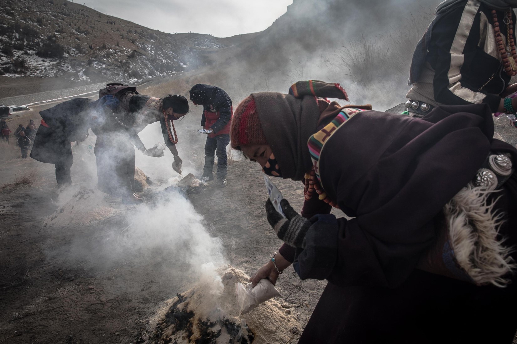 I buddisti tibetani partecipano ad una cerimonia di "offerta di fumo" durante il Monlam