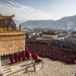 I monaci e i fedeli buddisti assistono a una preghiera al monastero di Labrang