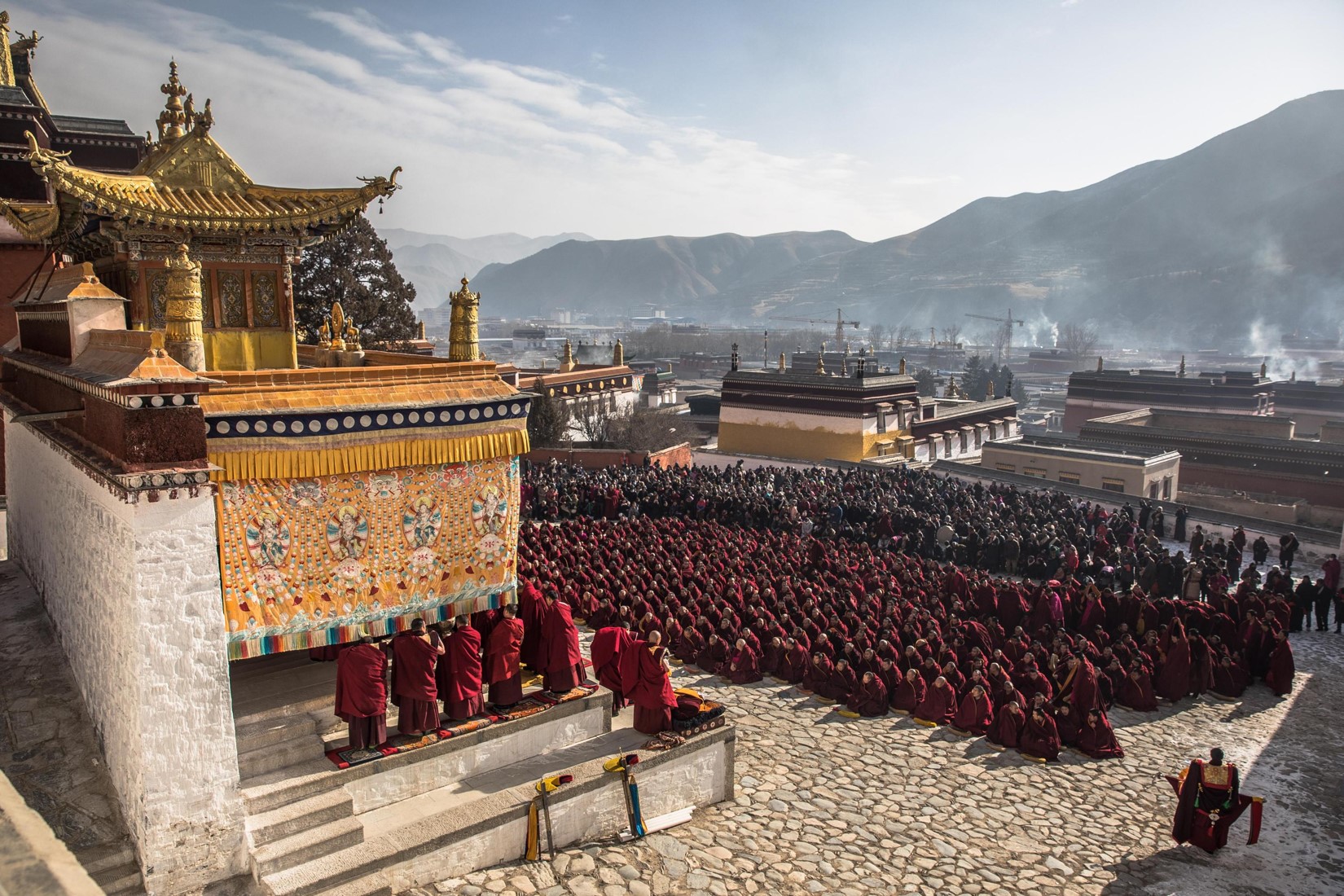 I monaci e i fedeli buddisti assistono a una preghiera al monastero di Labrang