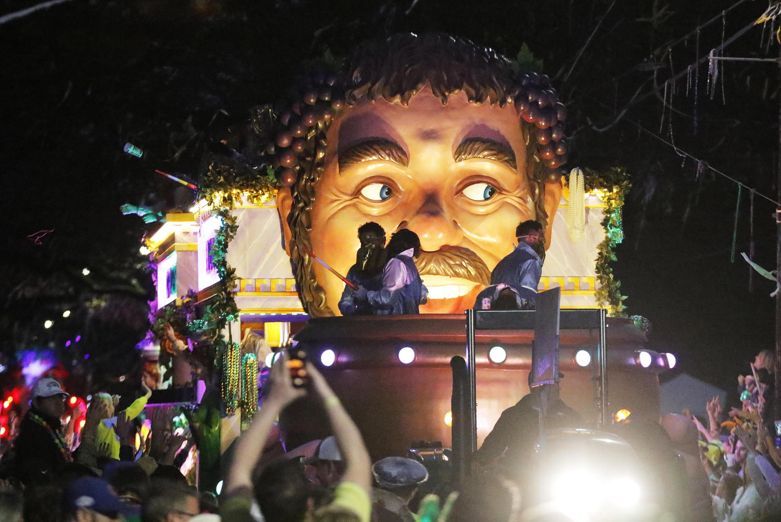 Uno dei tipici carri che sfila durante la parata della Krewe of Bacchus