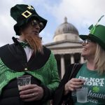 Costumi e cappelli bianco verdi per celebrare la festa irlandese di San Patrizio