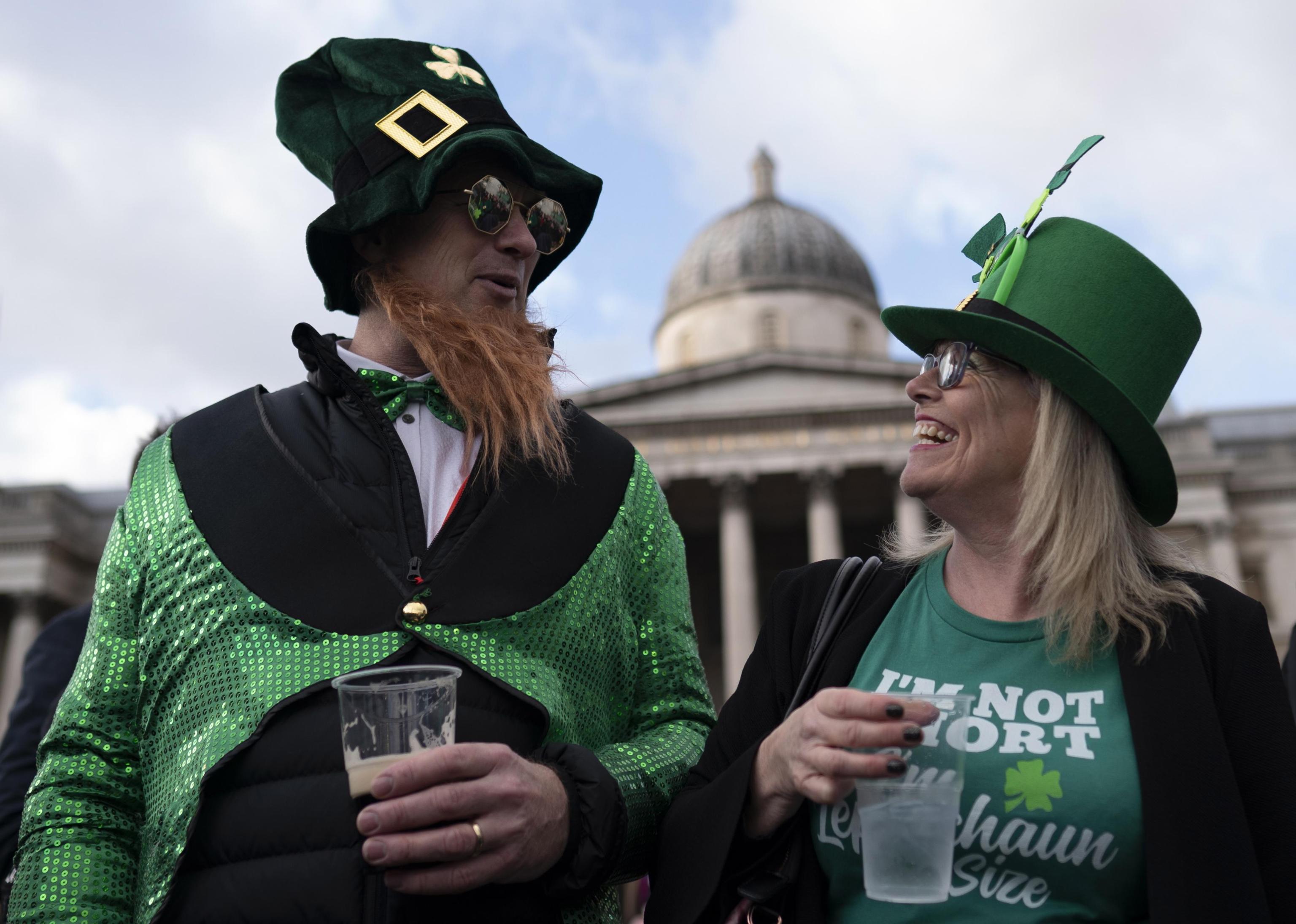 Costumi e cappelli bianco verdi per celebrare la festa irlandese di San Patrizio