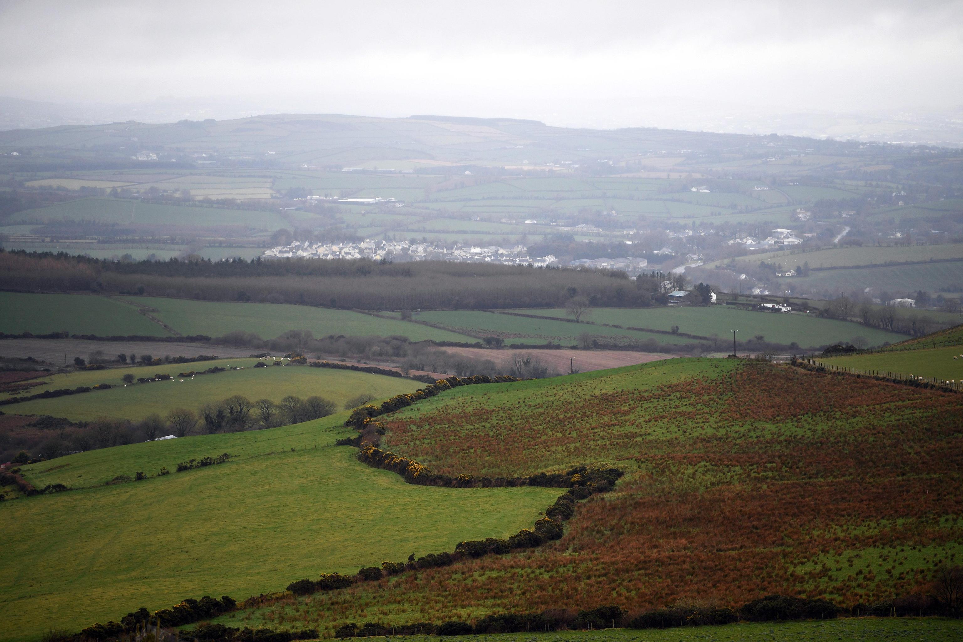 La vista dei campi sul confine tra la Repubblica di Irlanda e l'Irlanda del Nord La vista dei campi sul confine tra la Repubblica di Irlanda e l'Irlanda del Nord