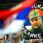 Oltre alle bandiere serbe, presenti foto del comandante militare dei serbo-bosniaci, Ratko Mladic Oltre alle bandiere serbe, presenti foto del comandante militare dei serbo-bosniaci, Ratko Mladic