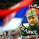 Oltre alle bandiere serbe, presenti foto del comandante militare dei serbo-bosniaci, Ratko Mladic