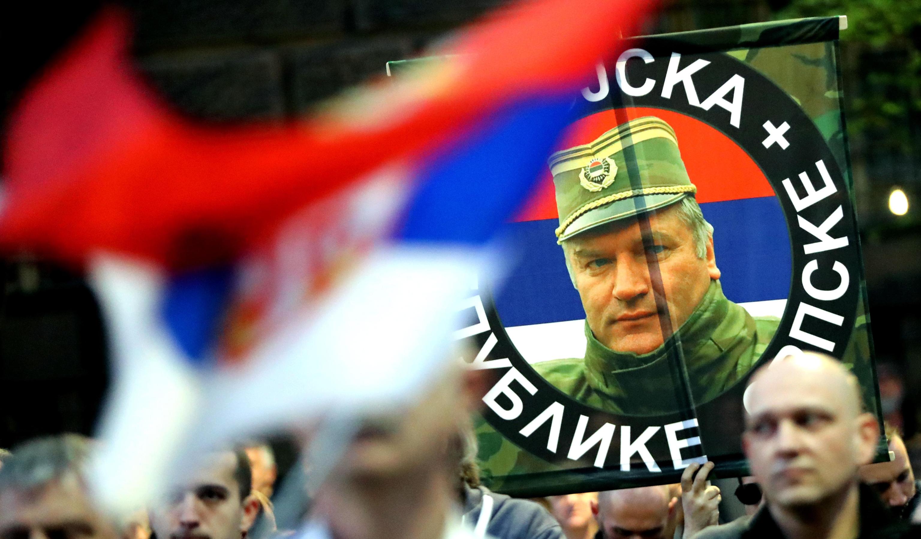 Oltre alle bandiere serbe, presenti foto del comandante militare dei serbo-bosniaci, Ratko Mladic Oltre alle bandiere serbe, presenti foto del comandante militare dei serbo-bosniaci, Ratko Mladic