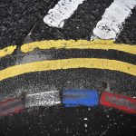 Le pietre di un marciapiede dipinte con i colori degli unionisti, accanto a due strisce di colori diversi che simboleggiano il confine Le pietre di un marciapiede dipinte con i colori degli unionisti, accanto a due strisce di colori diversi che simboleggiano il confine