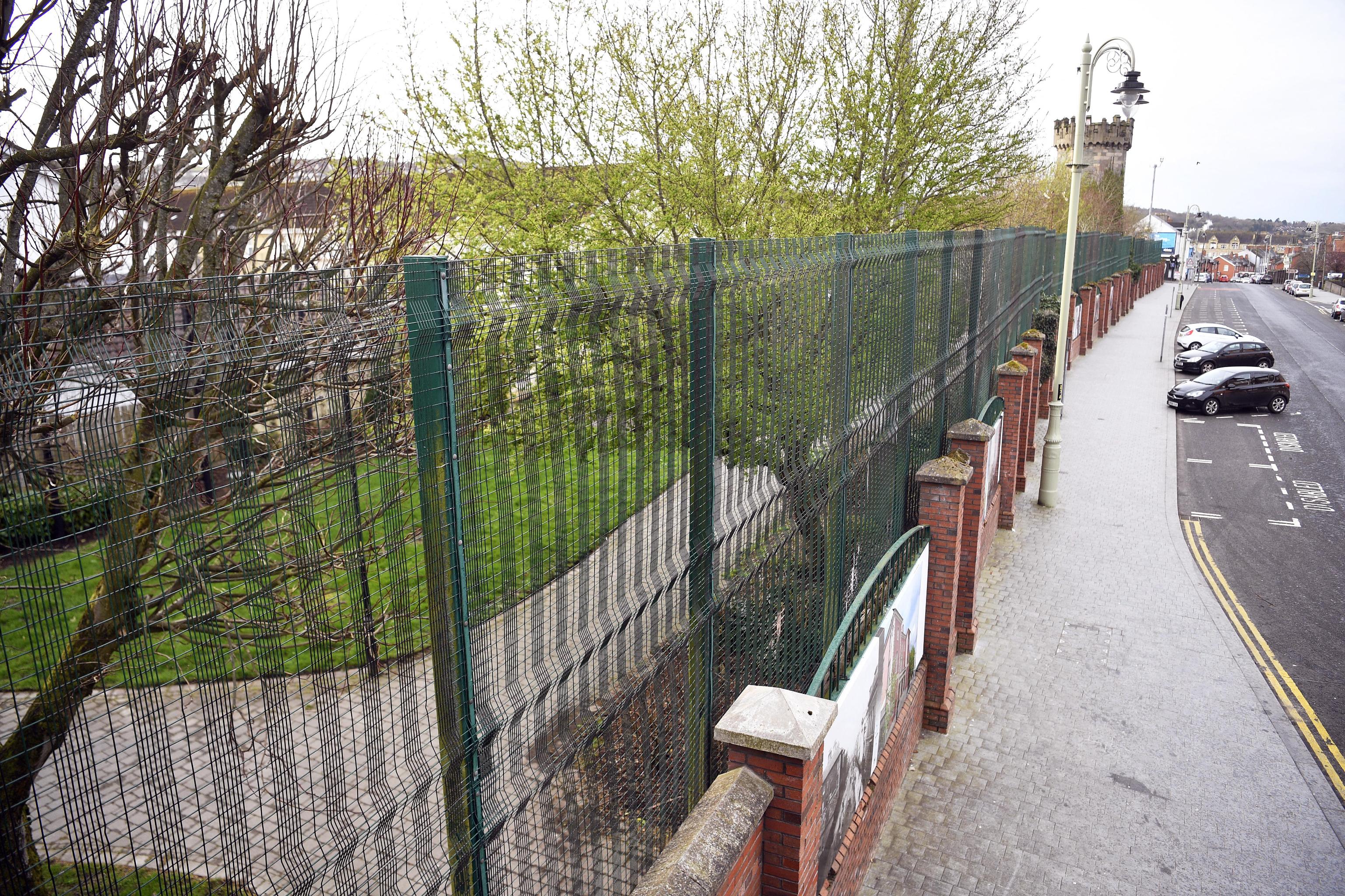 Il "Muro della Pace" che separa i quartieri abitati da nazionalisti cattolici repubblicani e da protestanti unionisti Il "Muro della Pace" che separa i quartieri abitati da nazionalisti cattolici repubblicani e da protestanti unionisti