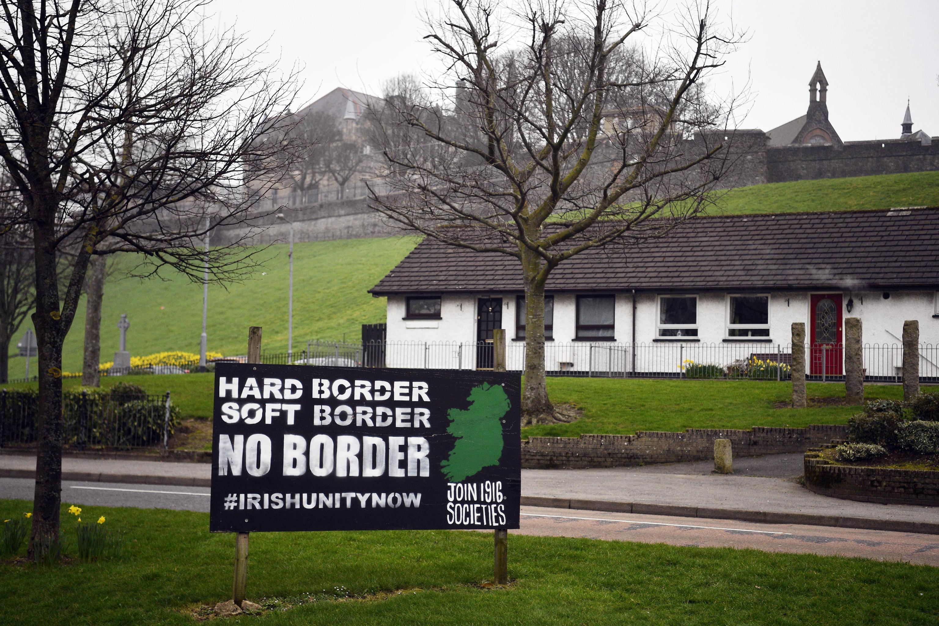 Un cartellone Anti-Brexit è comparso nell'area repubblicana di Bogside, vicino Londonderry in Irlanda del Nord Un cartellone Anti-Brexit è comparso nell'area repubblicana di Bogside, vicino Londonderry in Irlanda del Nord