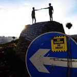 La scultura "Hands Across the Divide" dell'artista nordirlandese Maurice Harron La scultura "Hands Across the Divide" dell'artista nordirlandese Maurice Harron