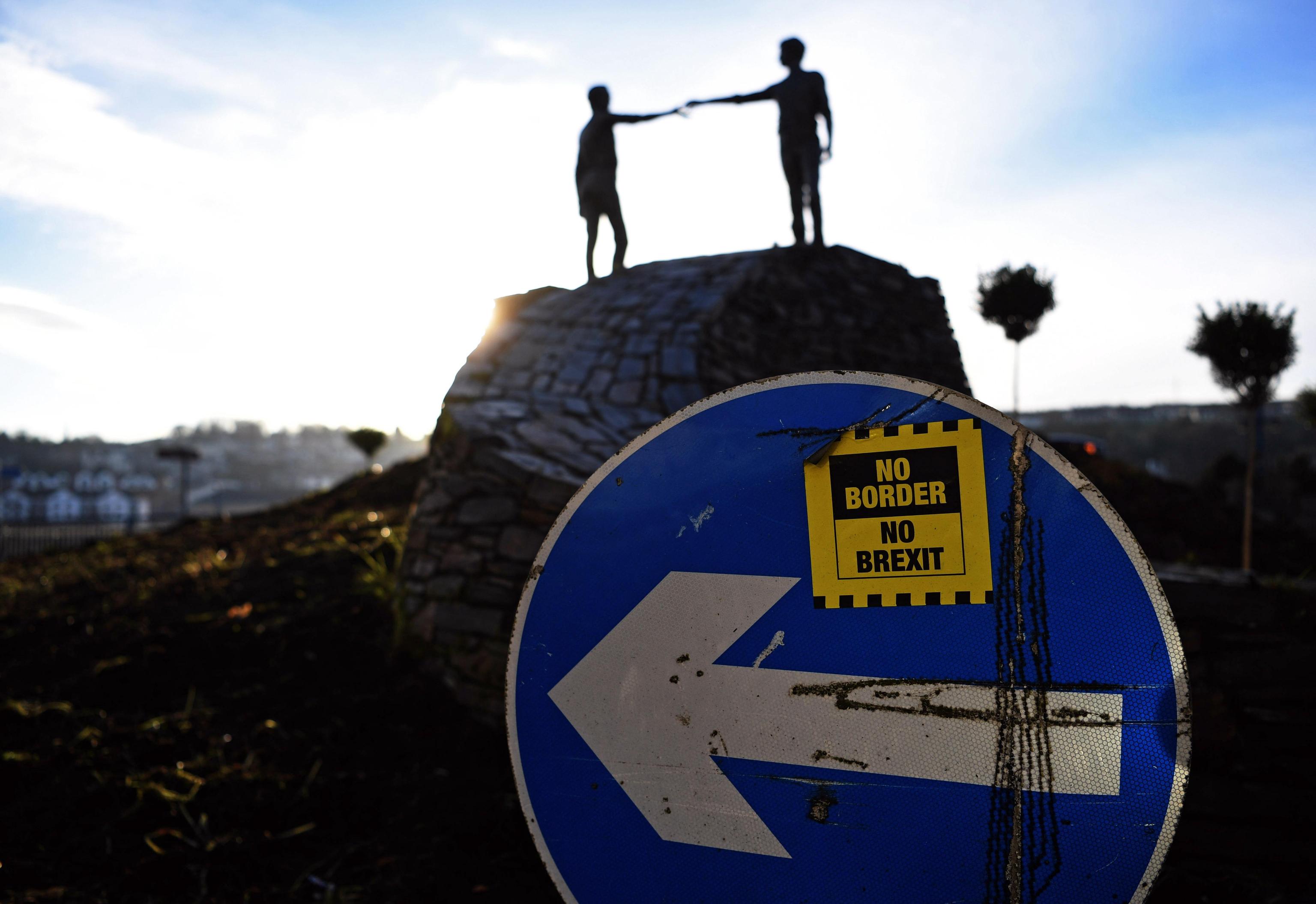 La scultura "Hands Across the Divide" dell'artista nordirlandese Maurice Harron La scultura "Hands Across the Divide" dell'artista nordirlandese Maurice Harron