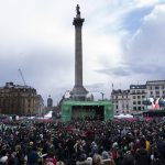 Le persone riunite nel centro di Londra festeggiano il giorno di San Patrizio