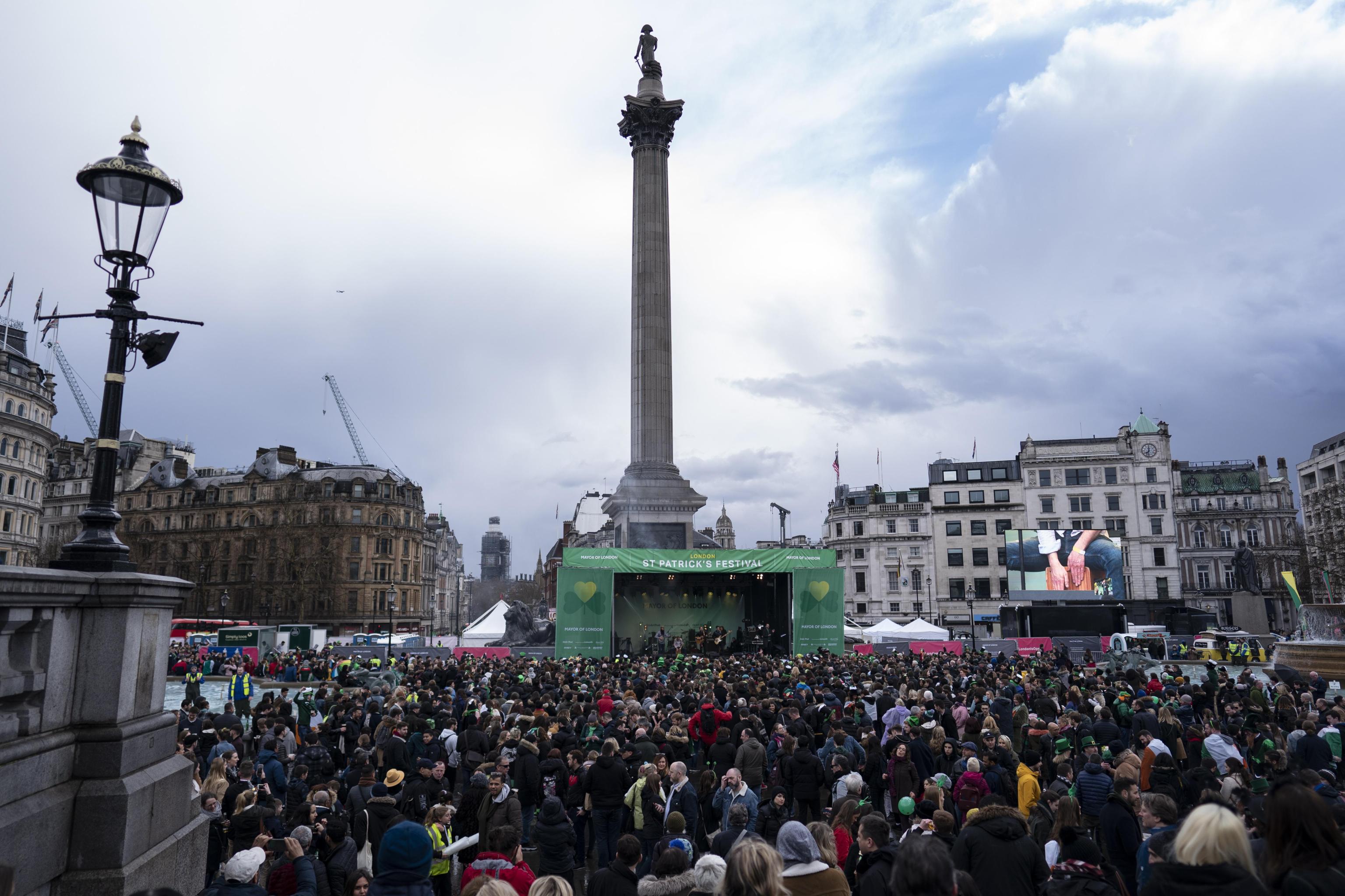 Le persone riunite nel centro di Londra festeggiano il giorno di San Patrizio