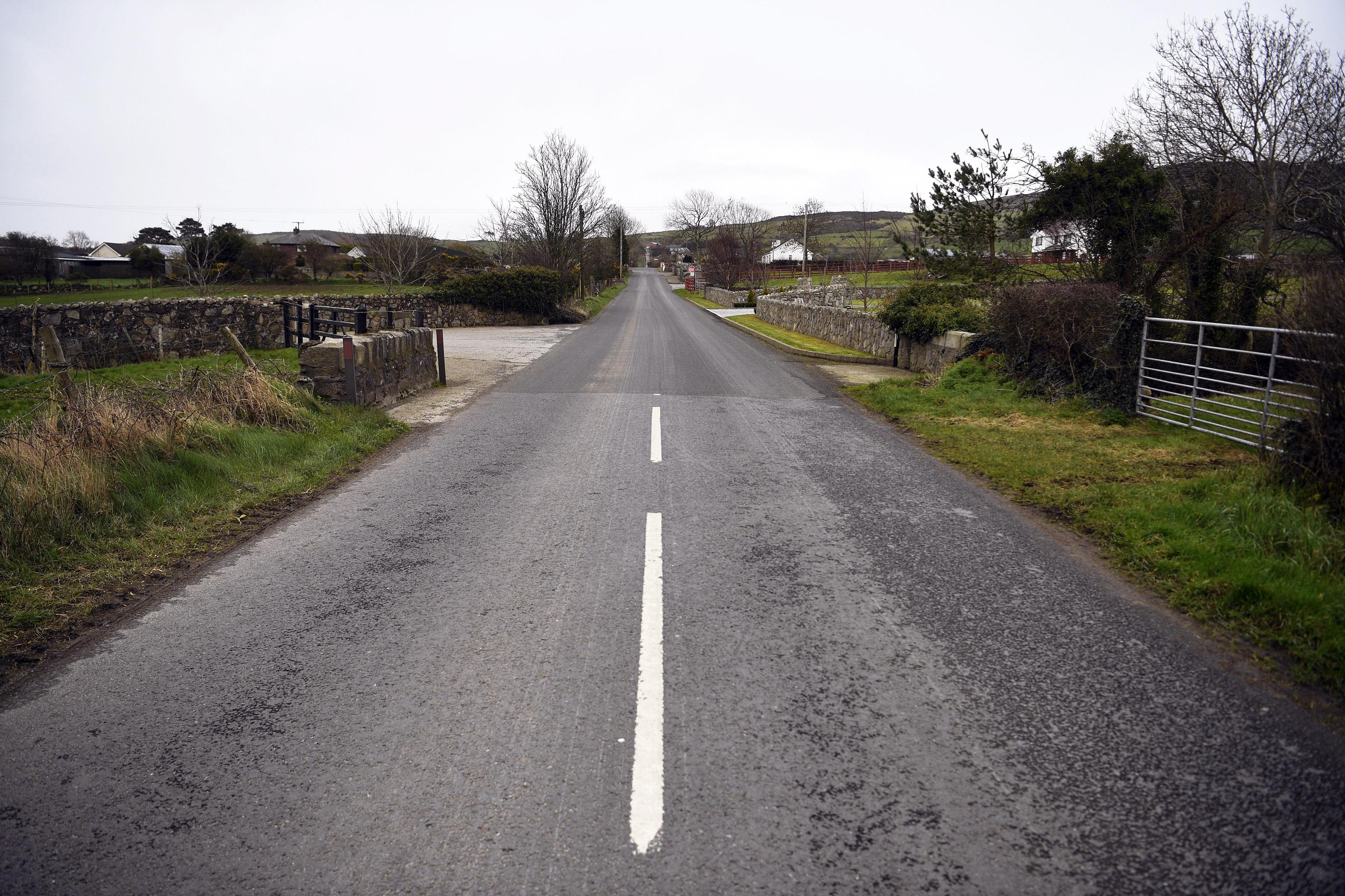 C'è un cambiamento sulla superfice della strada, quella minima differenza di asfalto indica il confine invisibile C'è un cambiamento sulla superfice della strada, quella minima differenza di asfalto indica il confine invisibile