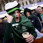 Facce dipinde e bandiere per onorare la festa del santo patrono irlandese