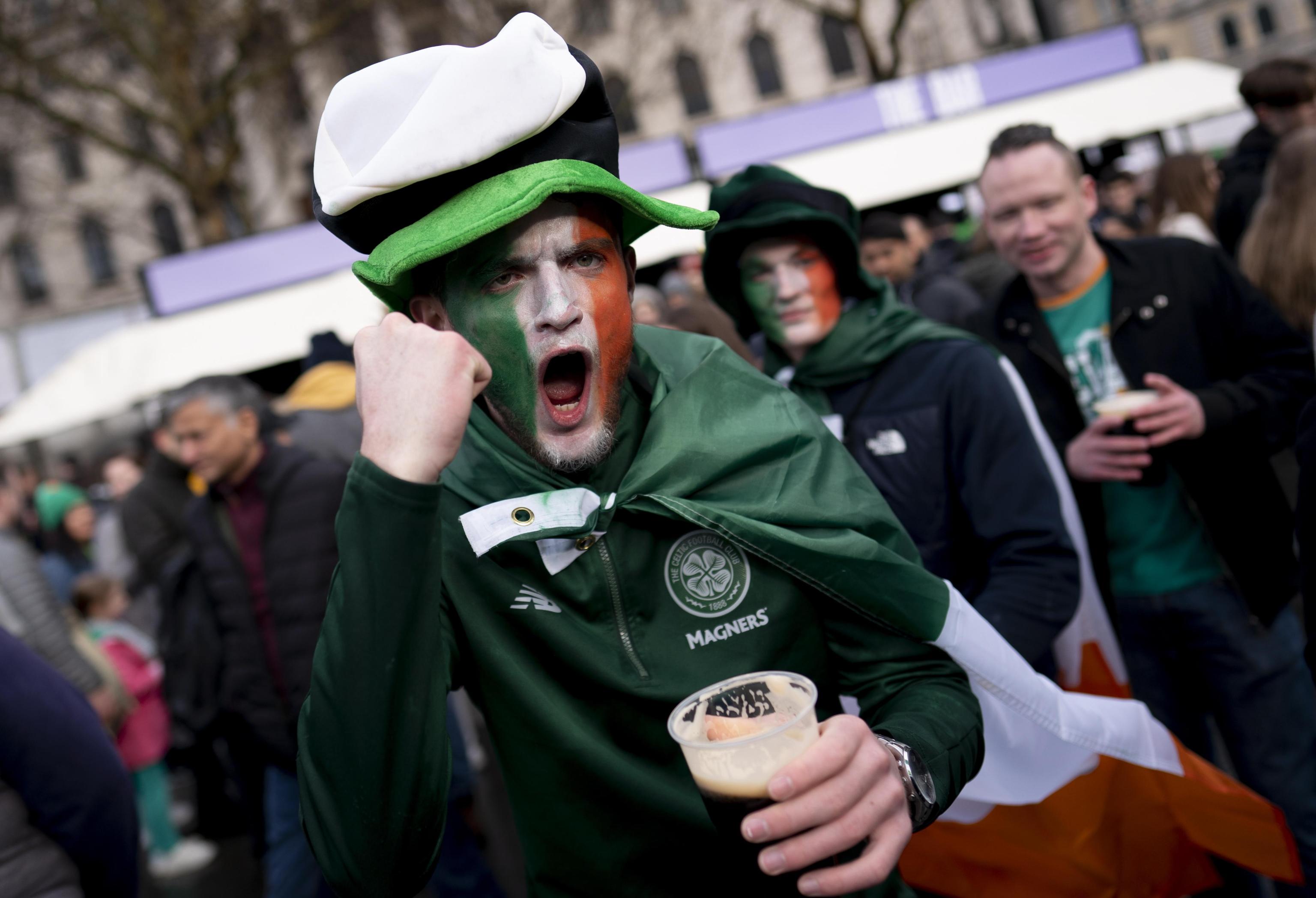 Facce dipinde e bandiere per onorare la festa del santo patrono irlandese