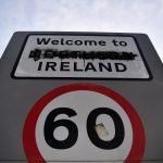 Un cartello imbrattato delinea il confine tra Repubblica di Irlanda e Irlanda del Nord sulla A13, vicino Londonderry
