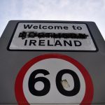 Un cartello imbrattato delinea il confine tra Repubblica di Irlanda e Irlanda del Nord sulla A13, vicino Londonderry Un cartello imbrattato delinea il confine tra Repubblica di Irlanda e Irlanda del Nord sulla A13, vicino Londonderry