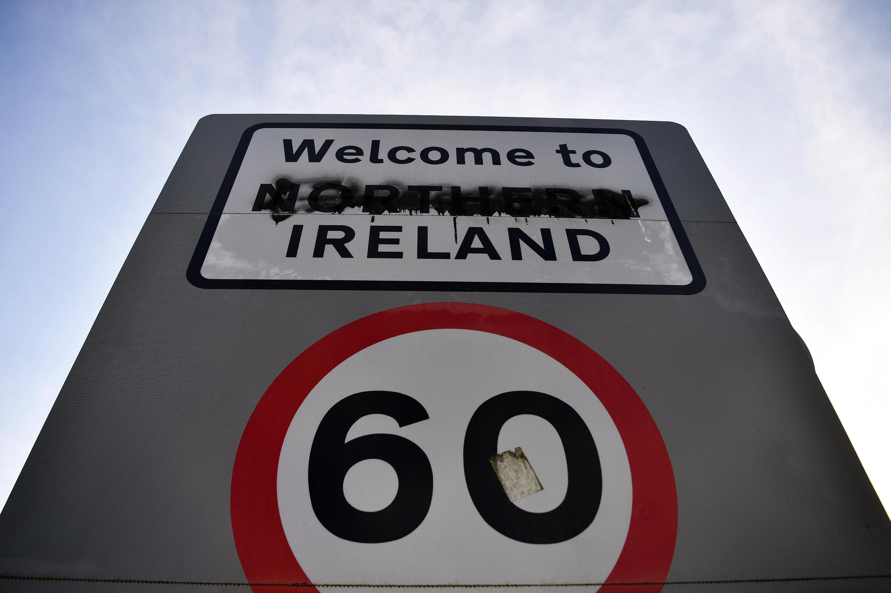 Un cartello imbrattato delinea il confine tra Repubblica di Irlanda e Irlanda del Nord sulla A13, vicino Londonderry Un cartello imbrattato delinea il confine tra Repubblica di Irlanda e Irlanda del Nord sulla A13, vicino Londonderry