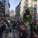 Per le strade di Budapest gente di ogni età festeggia il giorno di San Patrizio