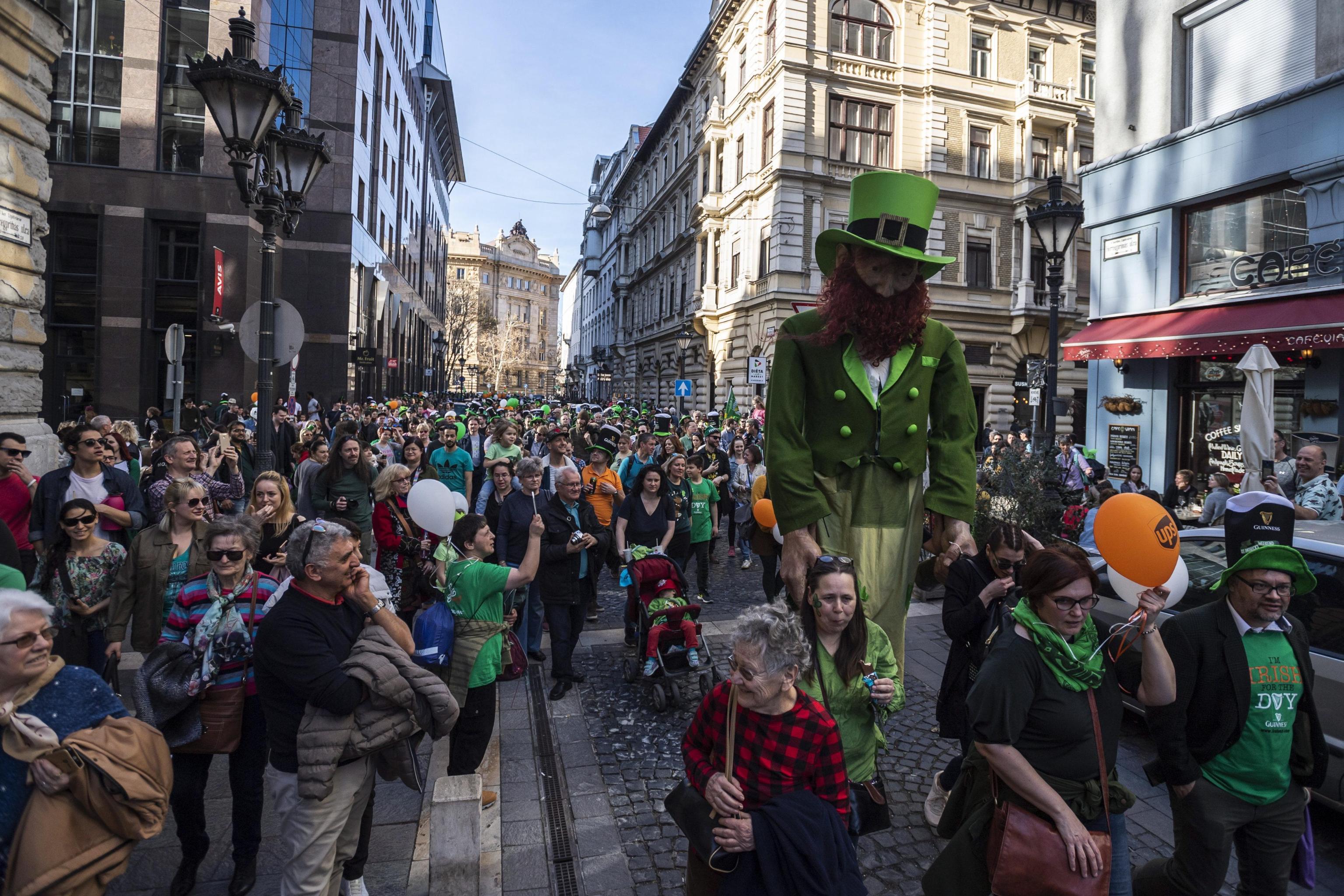 Per le strade di Budapest gente di ogni età festeggia il giorno di San Patrizio