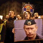 Presenti anche foto del presidente russo Vladimir Putin. I manifestanti hanno camminato per le strade di Belgrado fino ad arrivare all'ambasciata russa