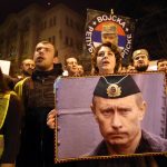 Presenti anche foto del presidente russo Vladimir Putin. I manifestanti hanno camminato per le strade di Belgrado fino ad arrivare all'ambasciata russa Presenti anche foto del presidente russo Vladimir Putin. I manifestanti hanno camminato per le strade di Belgrado fino ad arrivare all'ambasciata russa