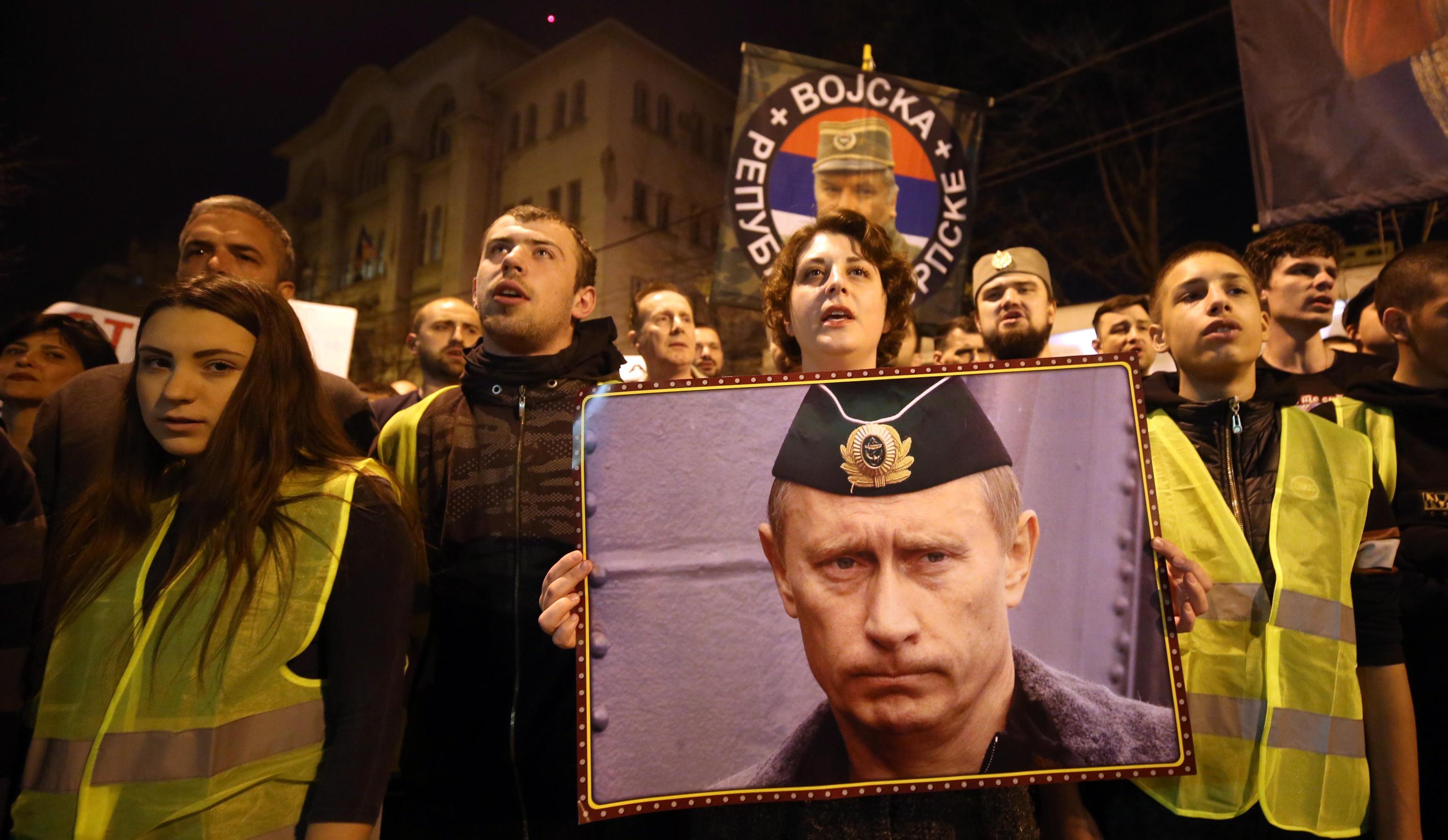 Presenti anche foto del presidente russo Vladimir Putin. I manifestanti hanno camminato per le strade di Belgrado fino ad arrivare all'ambasciata russa Presenti anche foto del presidente russo Vladimir Putin. I manifestanti hanno camminato per le strade di Belgrado fino ad arrivare all'ambasciata russa
