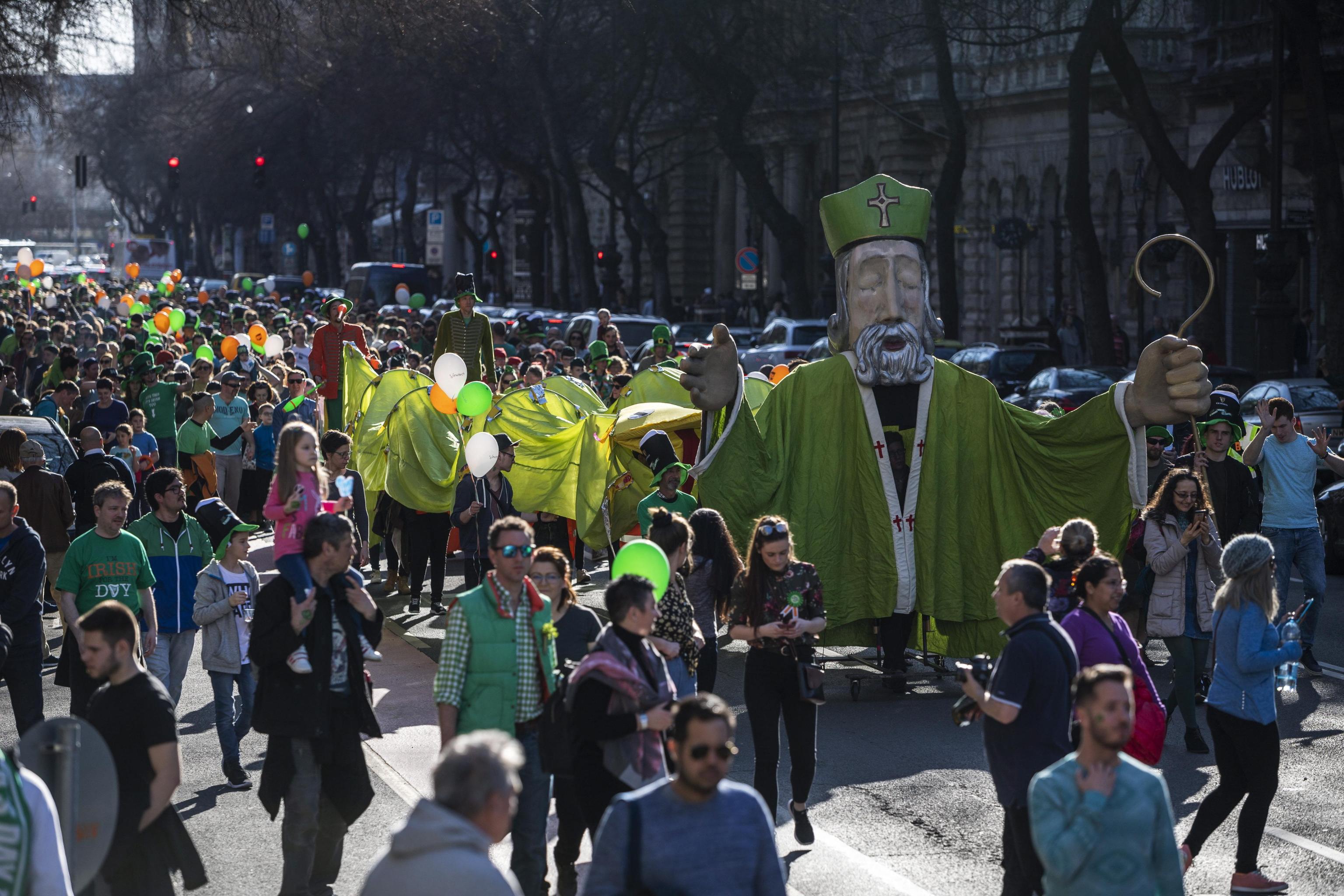 Budapest onora il giorno di San Patrizio con cortei, musica e maschere