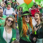 Colori, sorrisi e costumi fra le piazze di Budapest per ricordare il santo patrono irlandese