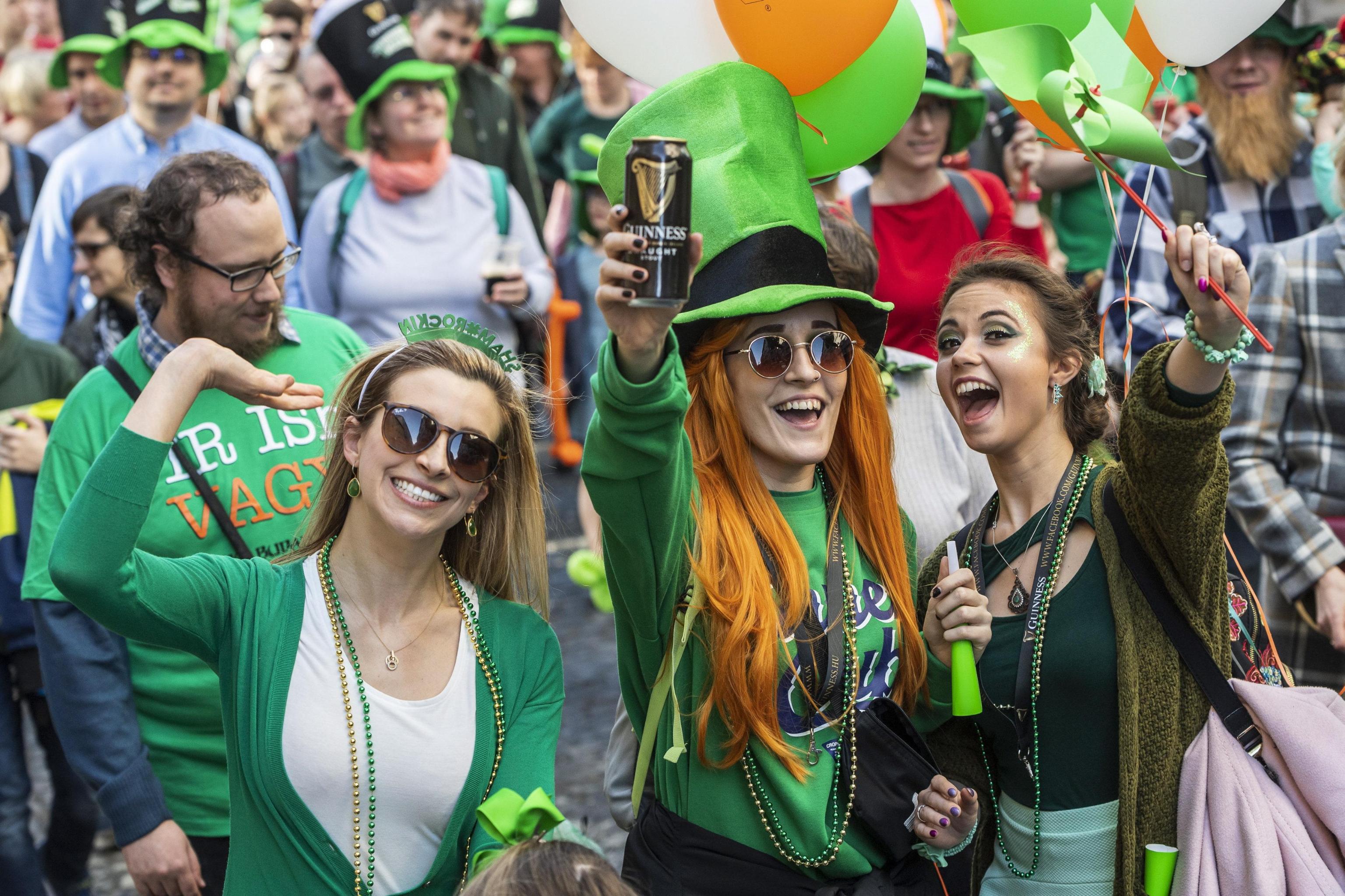 Colori, sorrisi e costumi fra le piazze di Budapest per ricordare il santo patrono irlandese