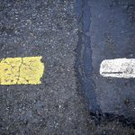 Dalla segnaletica orizzontale si capisce che si sta attraversando il confine invisibile tra le due irlande Dalla segnaletica orizzontale si capisce che si sta attraversando il confine invisibile tra le due irlande