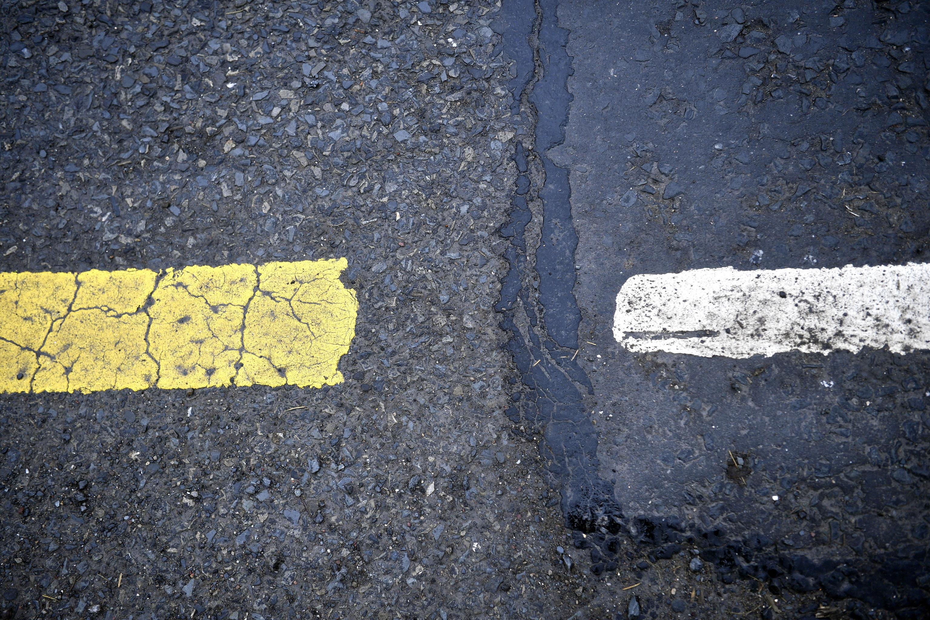 Dalla segnaletica orizzontale si capisce che si sta attraversando il confine invisibile tra le due irlande Dalla segnaletica orizzontale si capisce che si sta attraversando il confine invisibile tra le due irlande