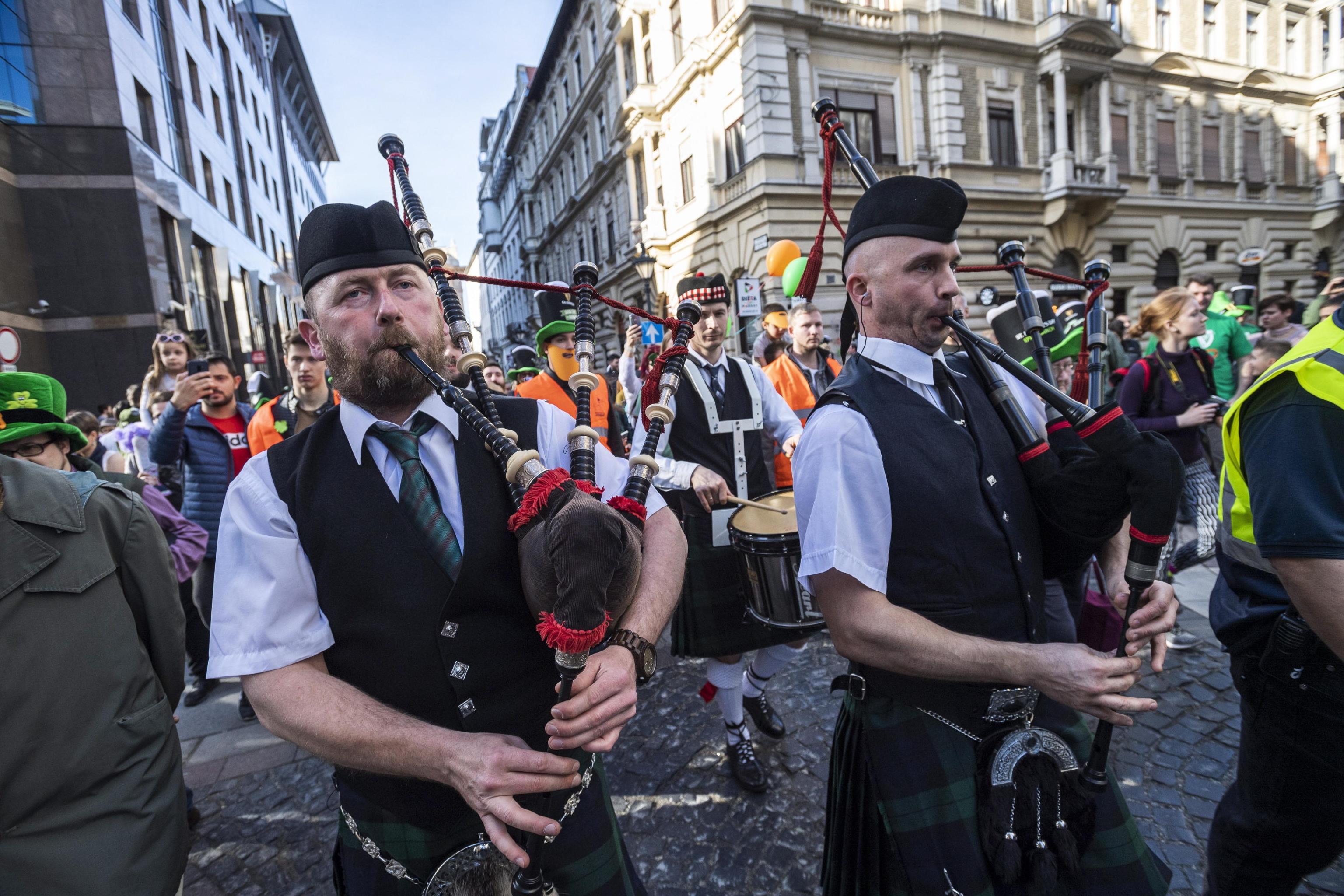 Musica e folklore per le strade di Budapest in occasione del St. Patrick Day