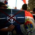 Bandiere anti-Nato mostrate dai manifestanti Bandiere anti-Nato mostrate dai manifestanti