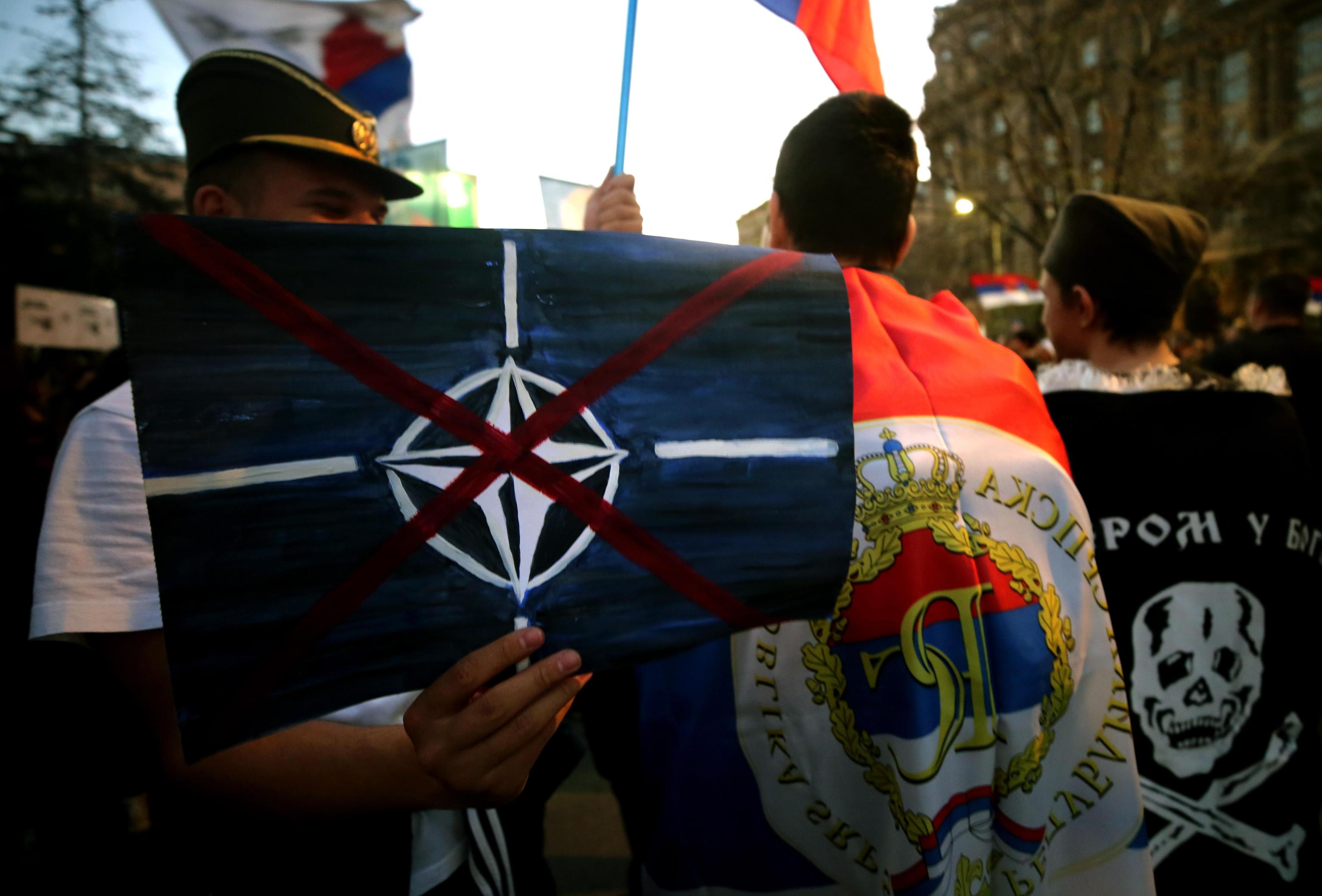 Bandiere anti-Nato mostrate dai manifestanti Bandiere anti-Nato mostrate dai manifestanti
