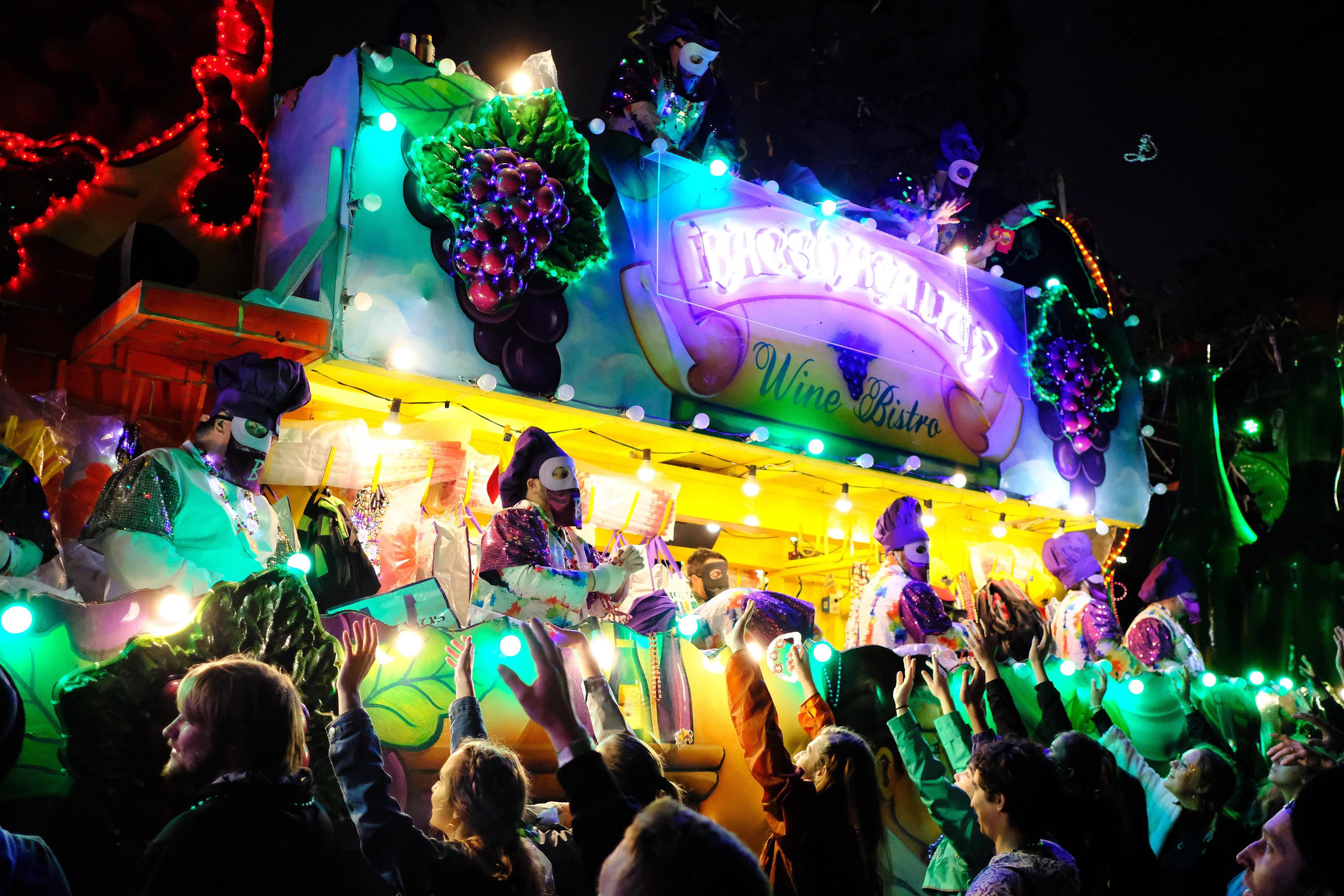 La gente balla e si diverte durante il carnevale