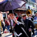 Una banda musicale marcia nel Quartiere Francese