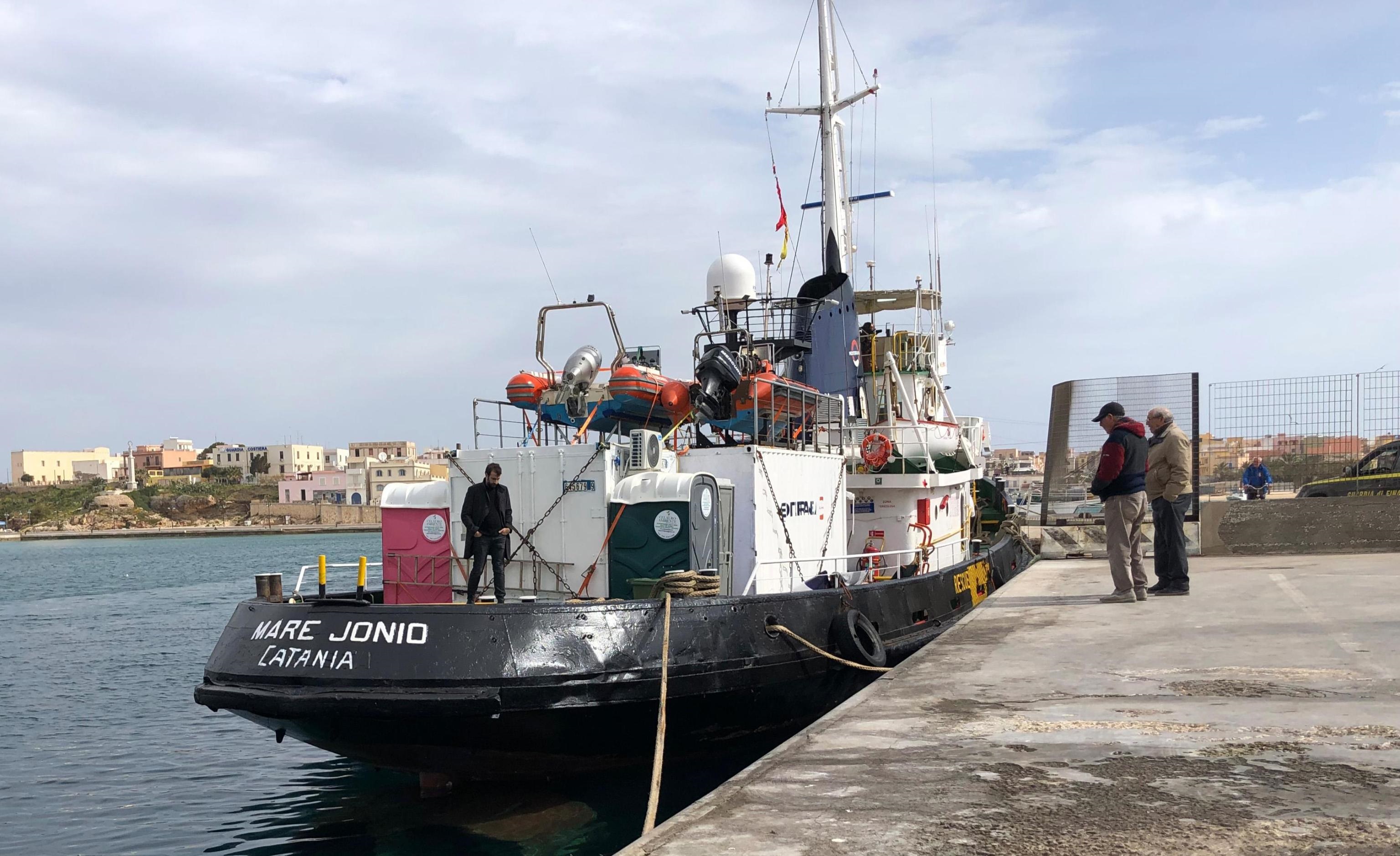 La poppa della nave Mare Jonio attraccata e sotto sequestro nel porto di Lampedusa