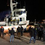 Dopo aver attraccato, si avvicinano alla Mare Jonio alcune Forze dell'ordine tra cui le Fiamme gialle che ieri avevano intimato l'alt all'imbarcazione diretta a Lampedusa