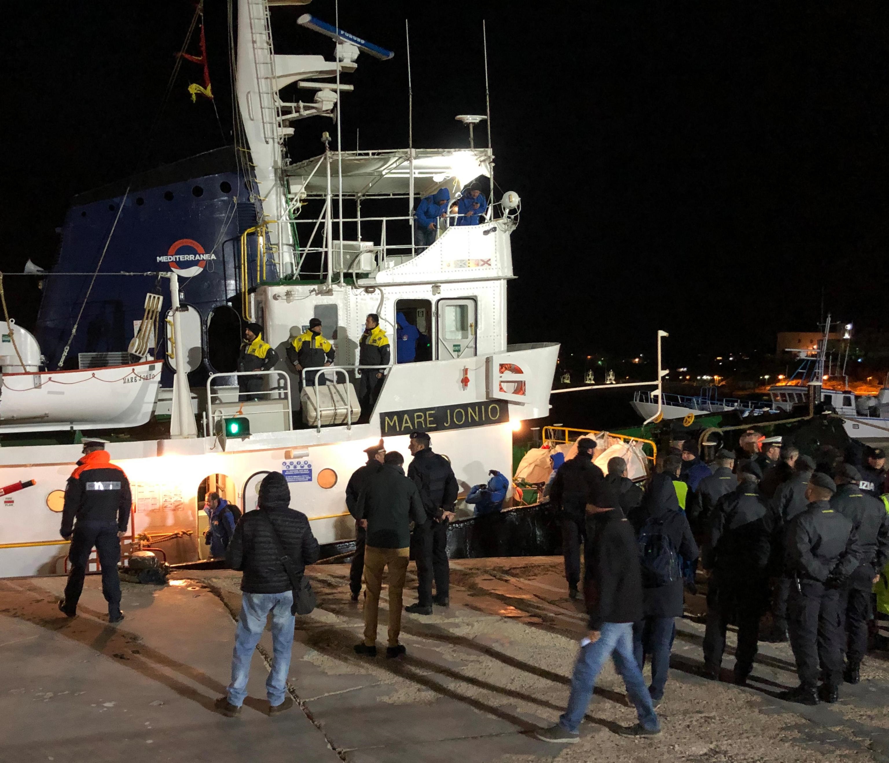 Dopo aver attraccato, si avvicinano alla Mare Jonio alcune Forze dell'ordine tra cui le Fiamme gialle che ieri avevano intimato l'alt all'imbarcazione diretta a Lampedusa